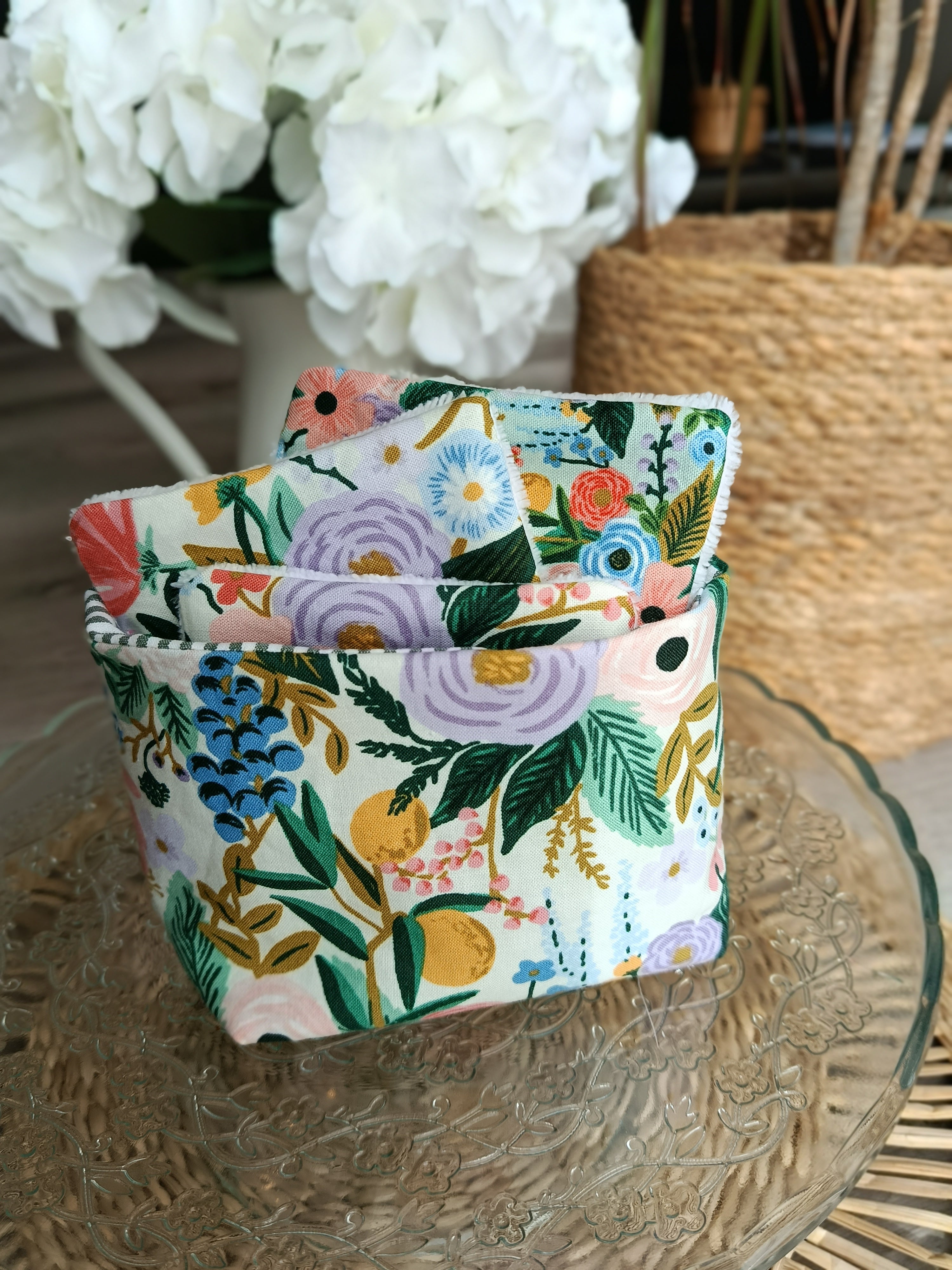 Lingettes lavables et leur panière