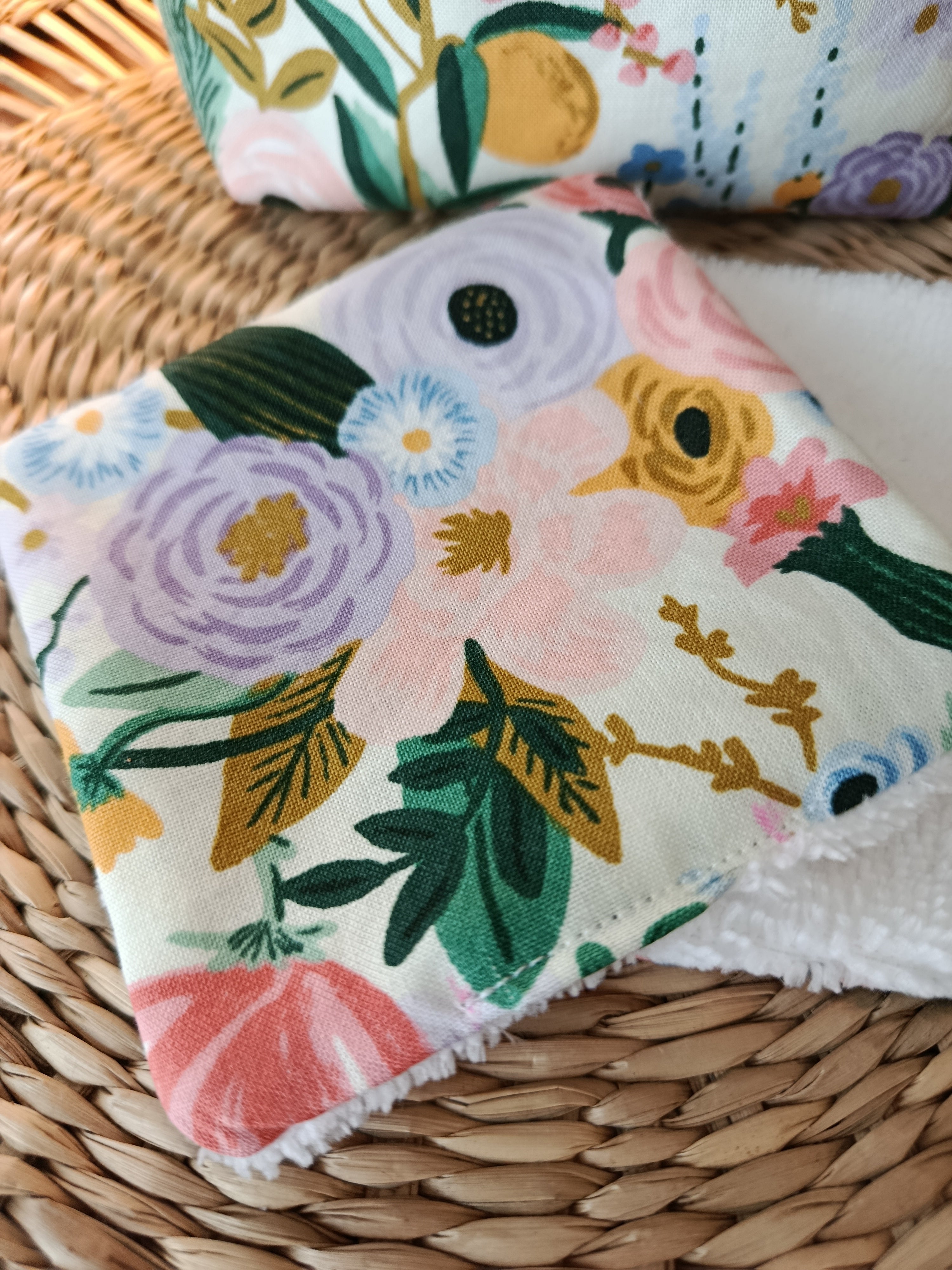 Lingettes lavables et leur panière