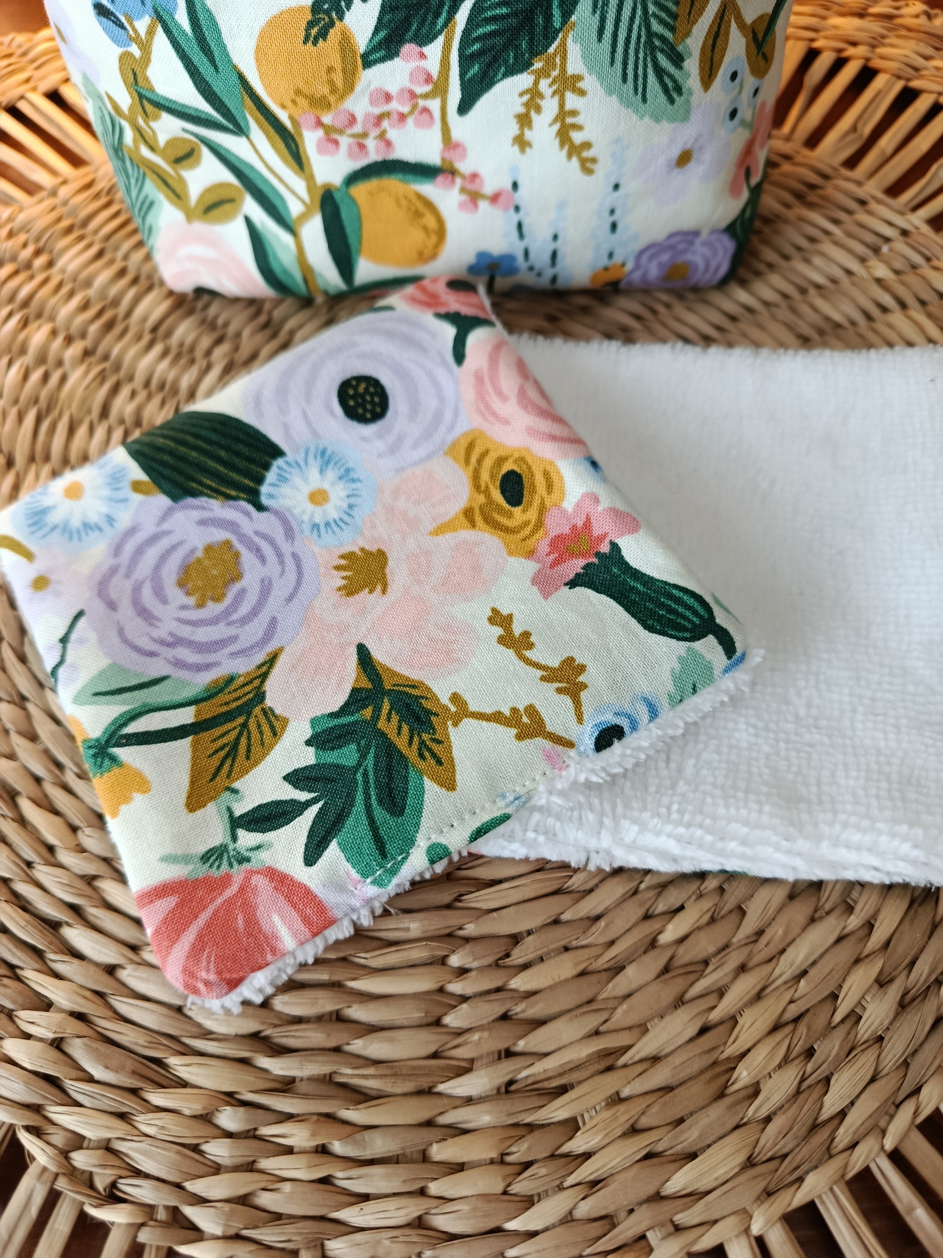 Lingettes lavables et leur panière