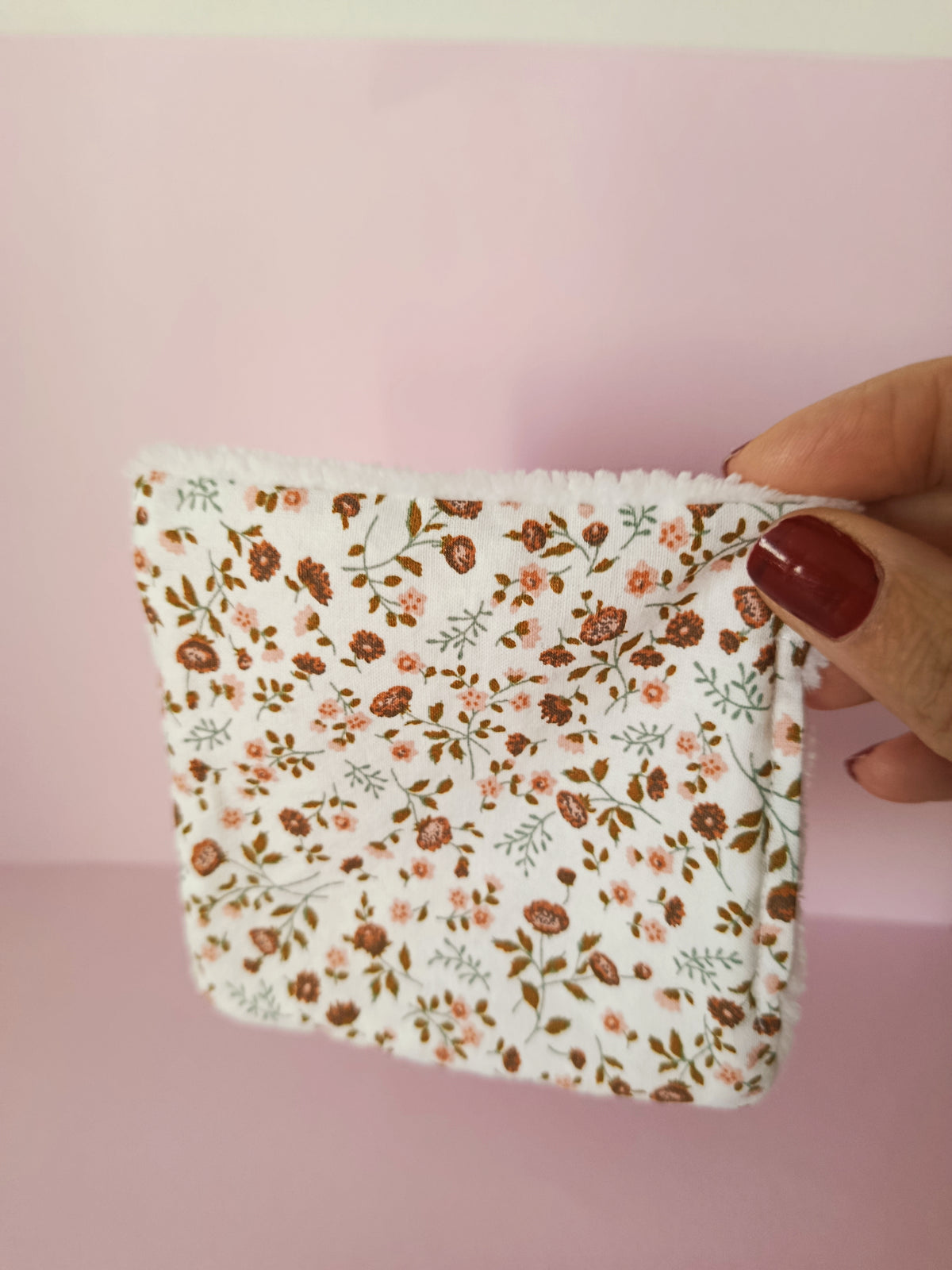 Lingettes lavables et leur panière
